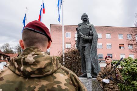 Polaganje cvetja k spomeniku Rudolfa Maistra (12)
